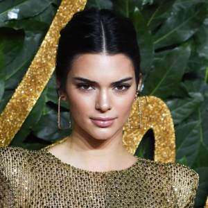 Kendall Jenner kusi w mini. Za krótkie? Celebrytka pokazała się cała na biało! [WIDEO]