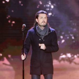 Piotr Cugowski nie do poznania. Gwiazdor zaskoczył wyglądem w "The Voice Senior" [ZDJĘCIA]