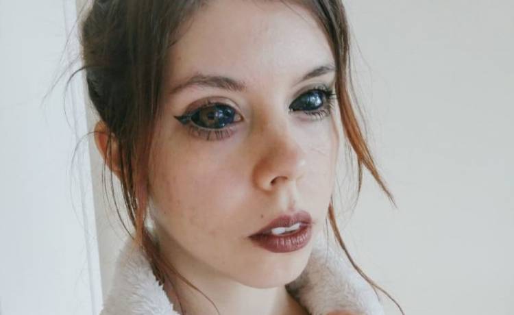 Wytatuowała sobie gałki oczne. Dziś traci wzrok i walczy o odszkodowanie od tatuatora. "Jestem gotowa, by walczyć o sprawiedliwość"