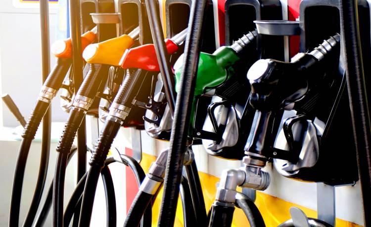 Na przełomie marca i kwietnia ceny paliw mocno w górę. Ile zapłacimy, tankując samochód?