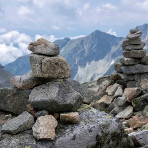 Mogą być zagrożeniem dla turystów. Wiecie, po co są kamienne kopczyki w górach?