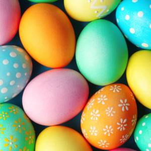 Wielkanocne dekoracje. Ile gotować jajka na pisanki? Jak barwić jaja wielkanocne?