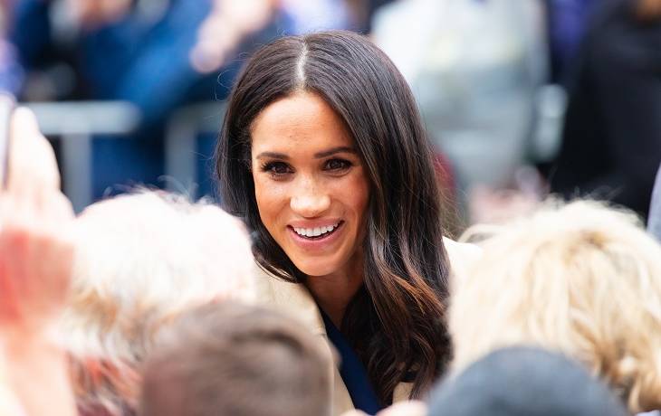 Meghan Markle: Księżna w szpilkach i bardzo krótkiej sukience! Tak świętowała Dzień Kobiet!                                         