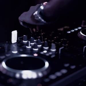 Znany DJ i autor wielu remiksów nie żyje. Miał 49 lat