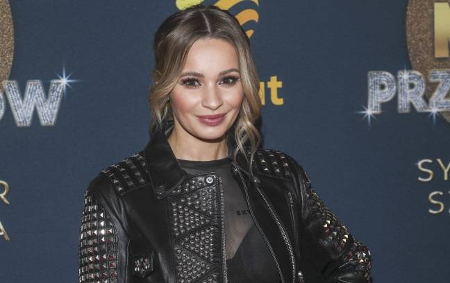 Ewelina Lisowska na wakacyjnych kadrach. Zachwyca w kostiumie z dekoltem [FOTO]