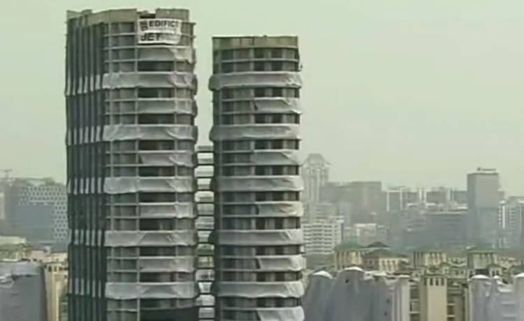 Dwie 100-metrowe wieże runęły w 9 sekund! Wszystko się nagrało [WIDEO]