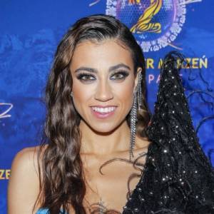 Tylko satyna otula ciążowe krągłości Mai Hyży. Artystka zdecydowała się na odważną sesję [FOTO]