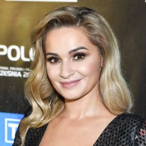 Ewelina Lisowska pozuje w czerwonym bikini. Fani zbierają szczęki z podłóg [FOTO]