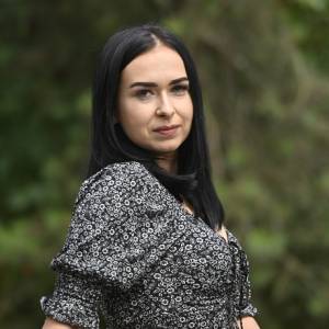 Anna z "Rolnik szuka żony 10" na zdjęciach z wakacji. Głęboki dekolt przyciąga wzrok