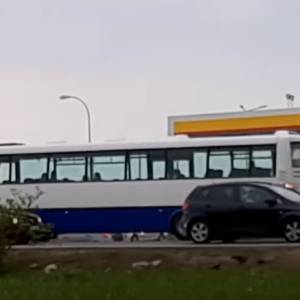 Wylądował prywatnym helikopterem na stacji benzynowej: "Zatankował jak gdyby nigdy nic". Nagranie to hit!