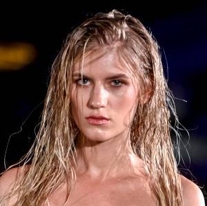 Julia Sobczyńska wprawiła fanów w zachwyt zdumiewającym zdjęciem w szlafroku! [FOTO]