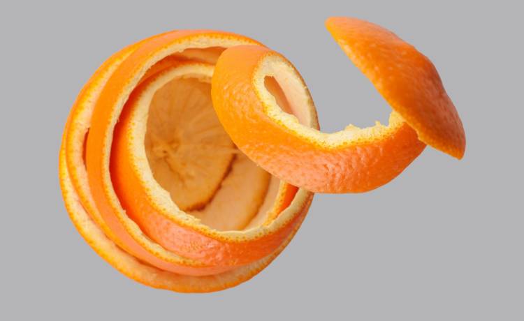 Skórki z cytrusów. Jak je wykorzystać w kuchni i w pielęgnacji? Sposoby na wykorzystanie skórek z cytryn, pomarańczy i mandarynek                                