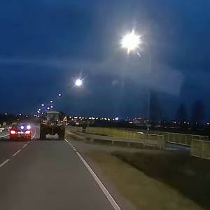 Wyjeżdżał "na czołówki", kierowcy musieli uciekać w popłochu! Brawurowa jazda w obiektywie kamery [WIDEO]