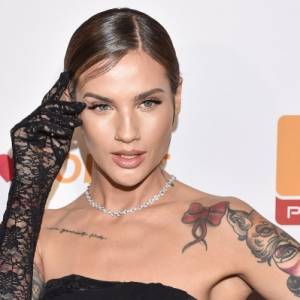 Karolina Gilon w bikini. Odpowiada na niewybredny komentarz. "Takie barchany?"