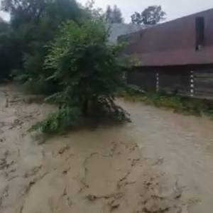 Zalane posesje, strumienie wody na drogach i chodnikach, wezbrane rzeki. Nawałnice przechodzą przez południe Polski [WIDEO]