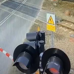 Aż trudno uwierzyć, że kierowcy zrobili to na przejeździe kolejowym! Nagranie ku przestrodze... [WIDEO]