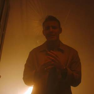 Krystian Ochman w klimatycznym klipie do utworu "Światłocienie". Pierwszy teledysk zwycięzcy "The Voice of Poland"                           