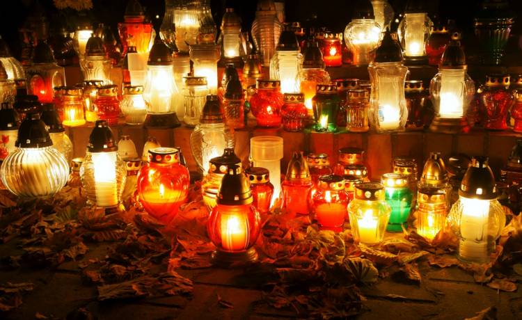 Wszystkich Świętych i Zaduszki. Czym różnią się te święta?                                        