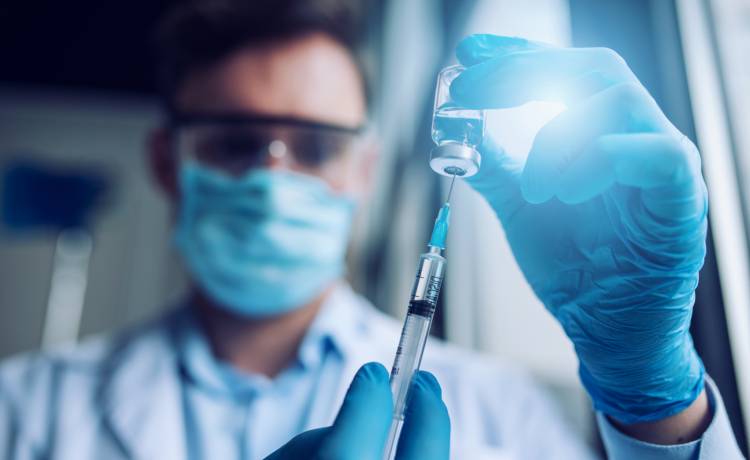 Nieoczekiwane wieści dotyczące szczepień. Krótkie terminy przyjęć kolejnych dawek są groźne