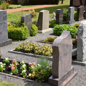 Jeśli zrobisz to na cmentarzu, spotka cię pech. Wystrzegaj się tych 4 zachowań