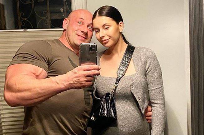 Robert Burneika na zdjęciu z nowonarodzoną córeczką: "Zaczyna masę robić"