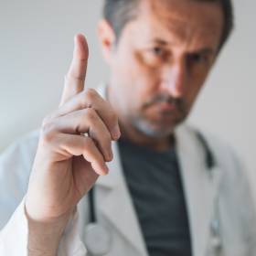 Eksperci wymieniają, jakie codzienne nawyki zwiększają ryzyko zachorowania na raka. Wielu Polaków o tym nie wie