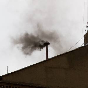 Czarny i biały dym z komina Kaplicy Sykstyńskiej. Jak powstają?