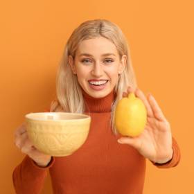 Co pić na czczo? Ten napój wspiera pracę jelita