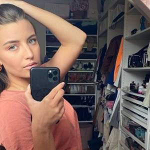 Julia Wieniawa w krótkim topie odsłania zgrabne ciało na treningu. Co za figura! 