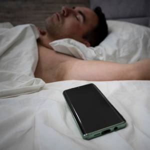 Spanie z telefonem przy łóżku jest szkodliwe dla zdrowia? Ekspert nie pozostawia wątpliwości