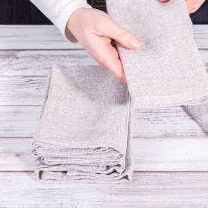 Złóż serwetki na stół wielkanocny w kształt zajączka! To hit z TikToka [WIDEO]