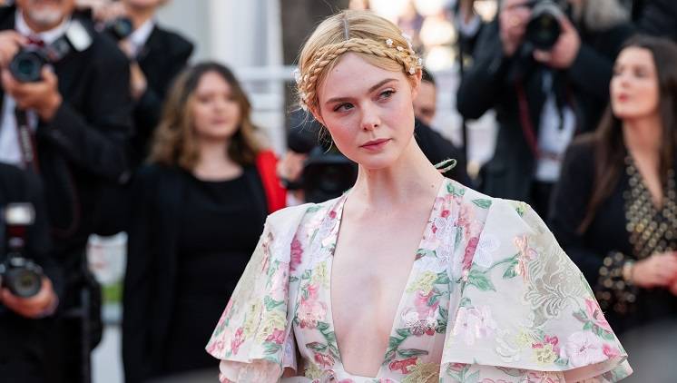 Elle Fanning w samej biżuterii odważnie odsłania ciało. „Ty nie czujesz w bólu?” [ZDJĘCIA]