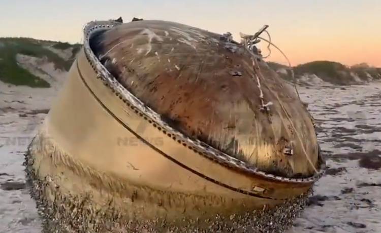 Wielka metalowa kopuła wyrzucona na plażę w Australii. Nie wiadomo, co to jest [FOTO]