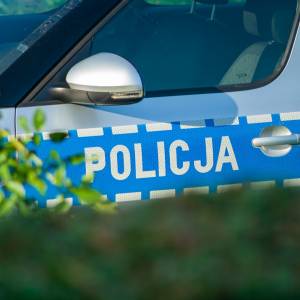 Wyjechał na ulicę i uderzył w jadący pojazd. "2-latek na rowerku biegowym wjechał w samochód"