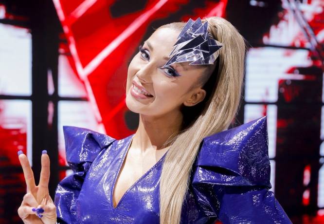 Cleo wyeksponowała biust i nogi. Ubrana w złoto rozpala do czerwoności! [FOTO]