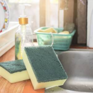 Kolor gąbki ma znaczenie! Jakie naczynia można nimi zmywać?