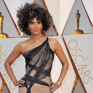 Halle Berry w bikini. Zdjęcie prosto z plaży zachwyciło fanów: "Wyglądasz fantastycznie" [FOTO]