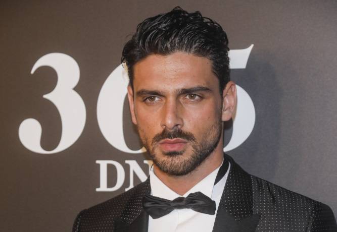 Michele Morrone z "365 dni" bez koszulki na gorącym zdjęciu. Komentują fanki z całego świata!