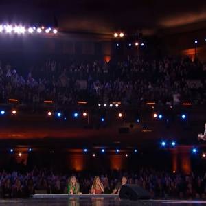 Zaśpiewał przed milionami, by uczcić pamięć zmarłego brata bliźniaka. Ludzie nie byli w stanie powstrzymać łez! [WIDEO]