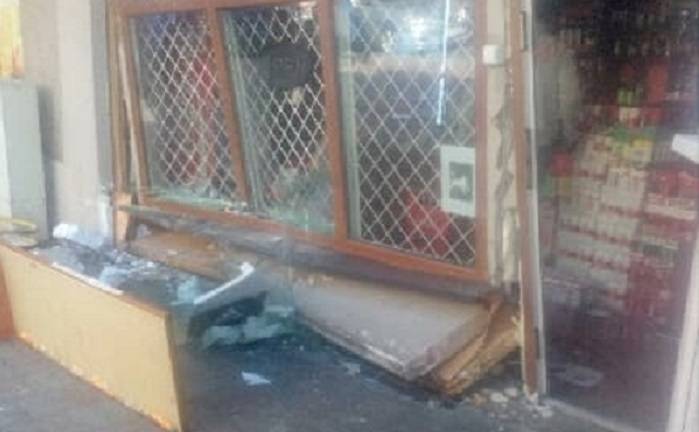 Nietypowa kradzież w Wałczu. Pijana kobieta wjechała w sklep monopolowy, by zabrać butelkę wódki                                     