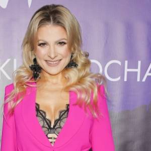 Magdalena Narożna pozuje w sukience z głębokim dekoltem i z irokezem na głowie. Wokalistka zespołu Piękni i Młodzi wróciła do dawnej fryzury? [ZDJĘCIE]