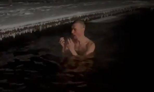 Piotr Żyła zaskoczył wszystkich przed telewizorami. Wskoczył do lodowatej wody! [WIDEO]