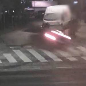 Pijany kierowca z impetem uderzył w drzewo. Policja publikuje nagranie [WIDEO]