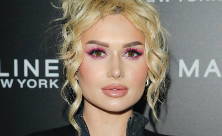 Wersow stanęła na przystanku tramwajowym. W komentarzach rozpętała się burza [FOTO]