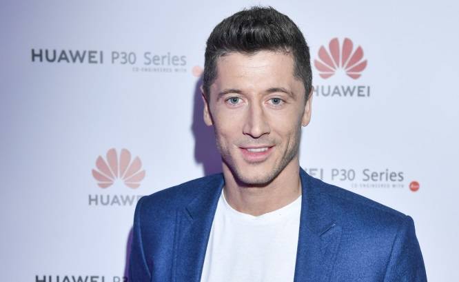 Robert Lewandowski z piękną brunetką. To jego siostra!
