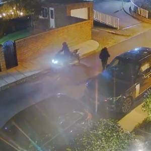 Samochód za 350 tysięcy złotych ukradziony w minutę. Złodziei nagrała kamera