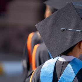 Chcesz dużo zarabiać? Skończ te studia! Już rok po odebraniu dyplomu 14 tys. zł brutto