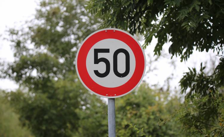 Chciał, aby inni kierowcy jeździli do 50 km/h. Grozi mu do 5 lat więzienia