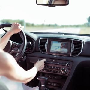 Radio w samochodzie. Czego najchętniej słuchają kierowcy? Odpowiedź przyniosą badania prowadzone w sieci!