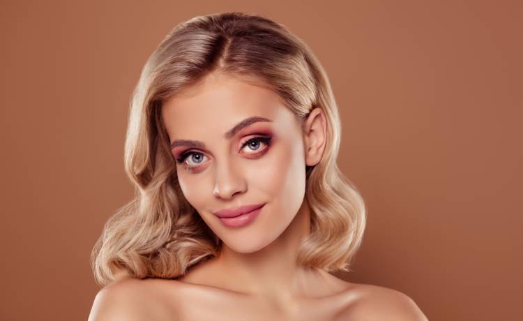 Postaw na makijaż inspirowany czerwonym winem, fot. Shutterstock